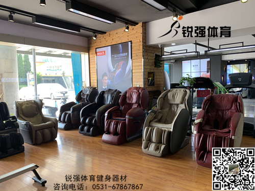 銳強體(tǐ)育旗艦店(diàn)內(nèi)的(de)按摩椅