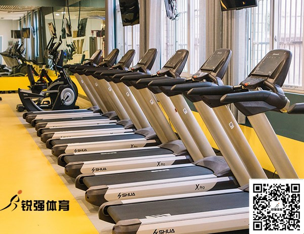 黃(huáng)岡中學的(de)學校(xiào)健身(shēn)房(fáng)