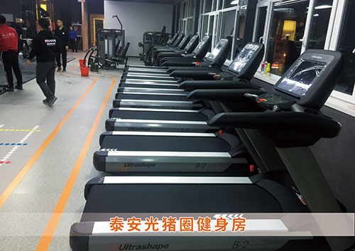 銳強體(tǐ)育為(wèi)泰安光(guāng)豬圈打造的(de)健身(shēn)房(fáng)
